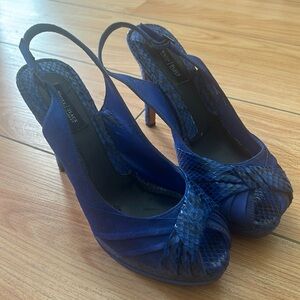 White house black market Peep toe detail, jacquard, snake print, blue.